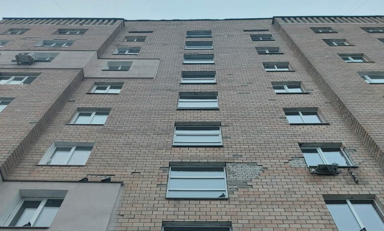 В обстріляних рашистами будинках у Чернігові вже встановлюють нові вікна