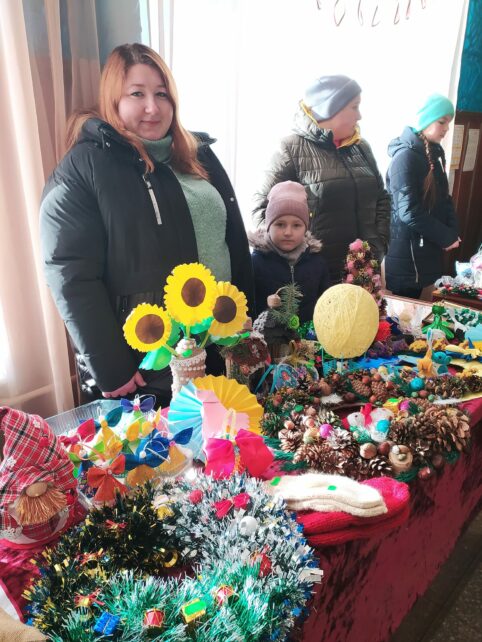 Виставка-ярмарок новорічних прикрас і композицій: у громаді на Чернігівщині провели благодійні заходи
