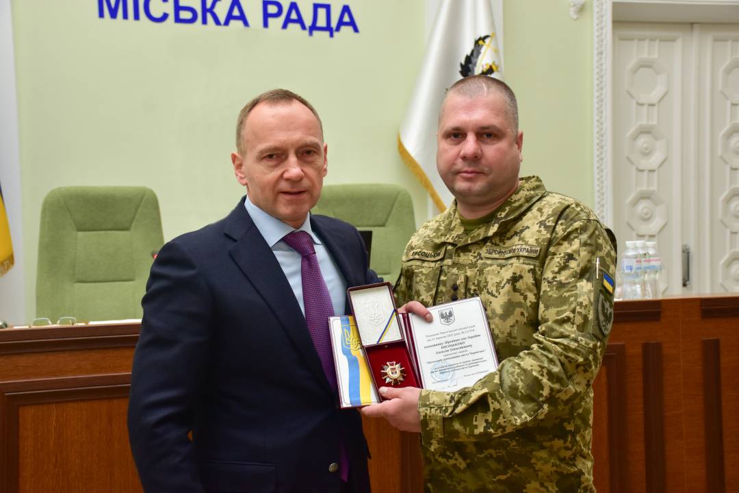 Владислав Атрошенко вручив Дмитру Брижинському відзнаку "Почесний громадянин Чернігова"