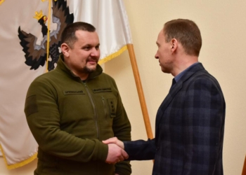 Владислав Атрошенко вручив Дмитру Брижинському відзнаку «Почесний громадянин Чернігова»