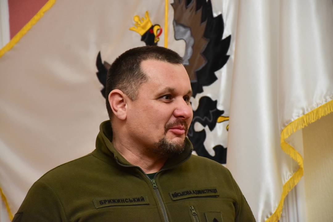 Владислав Атрошенко вручив Дмитру Брижинському відзнаку "Почесний громадянин Чернігова"
