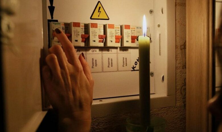 Жителів Чернігівщини попереджають про аварійні відключення світла через негоду