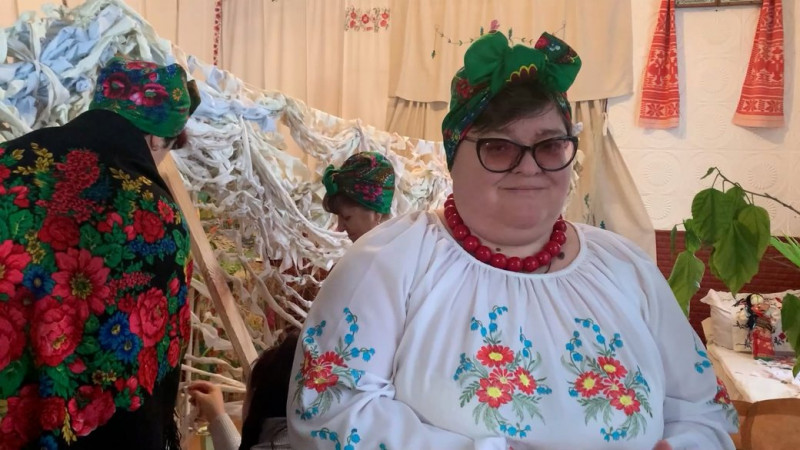 Плетуть маскувальні та співають колядки: як у Вишеньках на Чернігівщині готуються до Святвечора