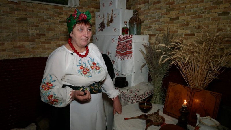 Плетуть маскувальні та співають колядки: як у Вишеньках на Чернігівщині готуються до Святвечора