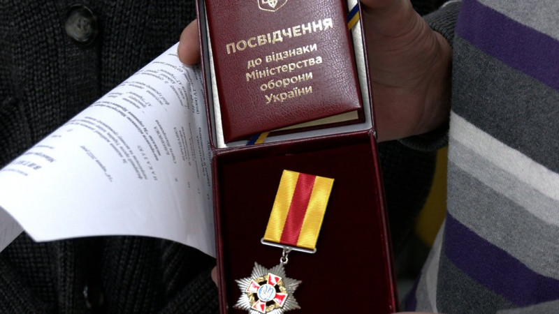 Водій "Укрпошти" з Чернігова отримав відзнаку від Міністерства оборони