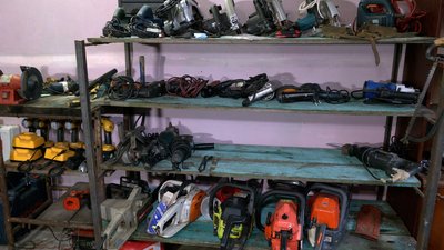 Безкоштовний прокат електроінструментів у Чернігові: як волонтери допомагають відновлювати пошкоджене житло