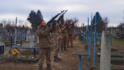 На Чернігівщині поховали двох солдатів, які загинули на сході України