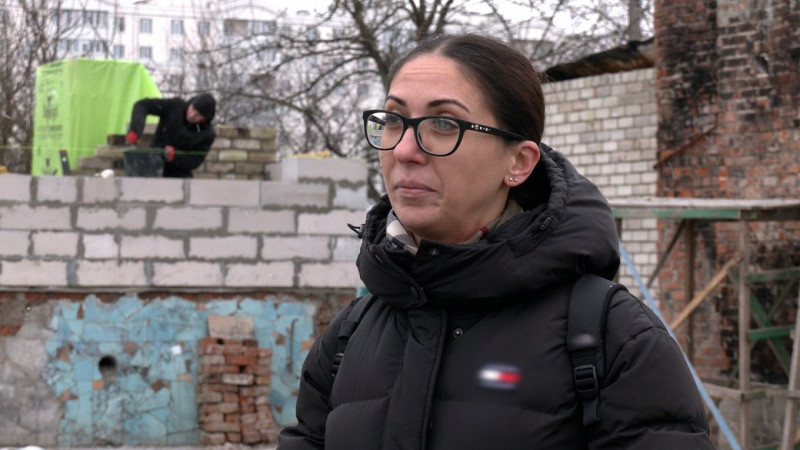 Волонтери з різних областей України відновлюють будинок у Чернігові, який зруйнував підбитий літак Красноярцева