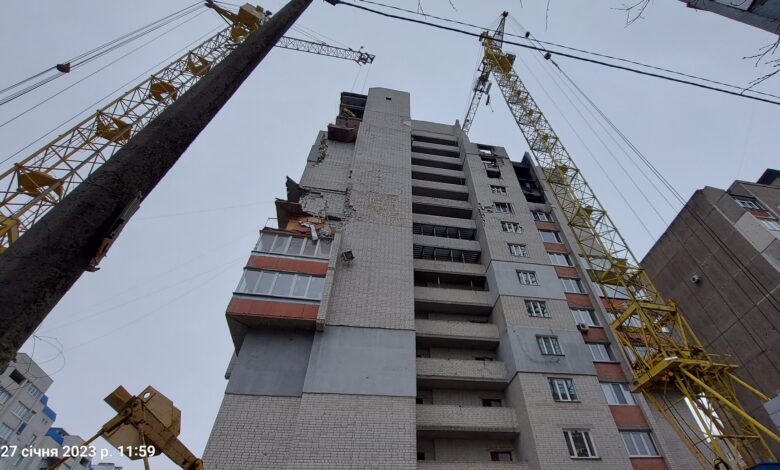 Будинок на вул. Бєлова у Чернігові відбудовують після обстрілів окупантів
