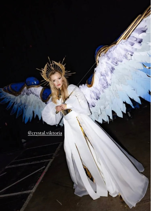 Чернігівка підкорила феєричним виходом на «Міс Всесвіт»: з’явилася на сцені з мечем та обпаленими крилами