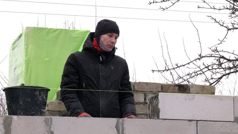 Волонтери з різних областей України відновлюють будинок у Чернігові, який зруйнував підбитий літак Красноярцева