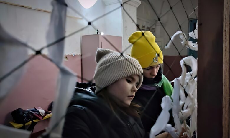 Юні помічники із Сосниці плетуть маскувальні сітки для захисників (Фото)