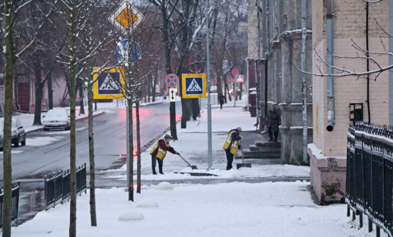 Комунальники Чернігова почали очищати місто від снігу ще вчора ввечері (Фото)
