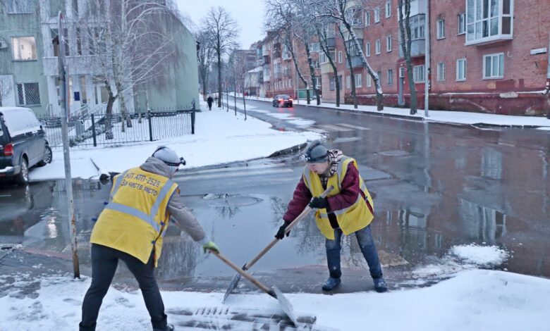 Комунальники Чернігова почали очищати місто від снігу ще вчора ввечері (Фото)
