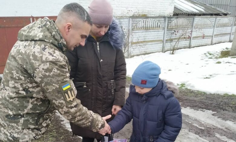На Чернігівщині військовослужбовці з подарунками завітали до діток тих земляків, які загинули у бою
