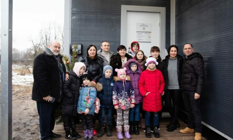 На Чернігівщині за три дні звели модульний будиночок для багатодітної родини, дім якої знищили рашисти