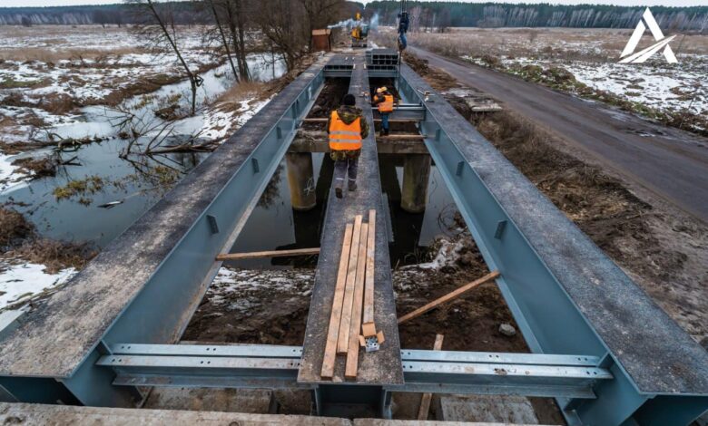 На Чернігівщині змонтували перший модульний міст, деталі до якого передали французи (Фото)