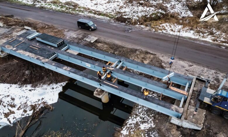 На Чернігівщині змонтували перший модульний міст, деталі до якого передали французи (Фото)