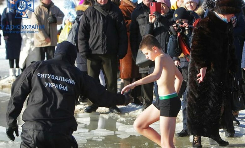 Рятувальники Чернігівщини застерігають громадян бути обережними під час купання на Водохреща