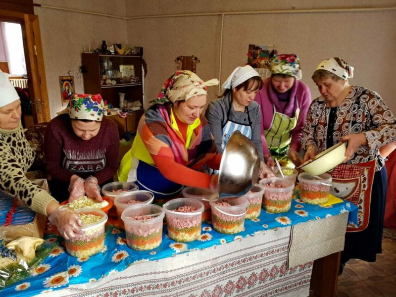 Селяни з Чернігівщини передали захисникам новорічні смаколики