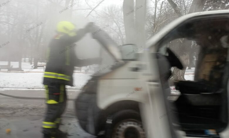 У центрі Чернігова загорівся мікроавтобус (Фотофакт)