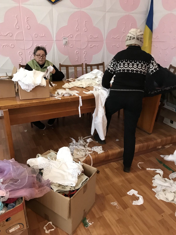 У селі на Чернігівщині плетуть маскувальні сітки