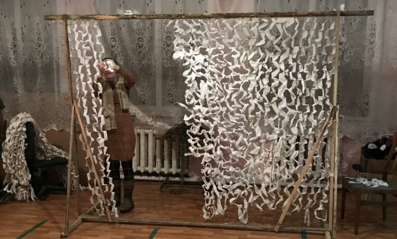 У селі на Чернігівщині плетуть маскувальні сітки