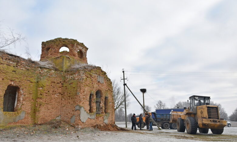 У селі на Чернігівщині провели толоку біля зруйнованої церкви (Фото)