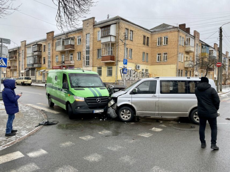 В центрі Чернігова трапилося дві аварії: в обох випадках фігурували чорні «VOLKSWAGEN Passat» (Фотофакт)
