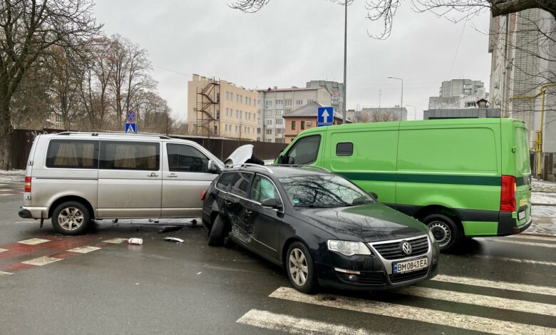 В центрі Чернігова трапилося дві аварії: в обох випадках фігурували чорні «VOLKSWAGEN Passat» (Фотофакт)