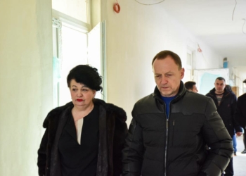 Відбудова Чернігова. Владислав Атрошенко проконтролював як відновлюють одну із найбільших шкіл міста