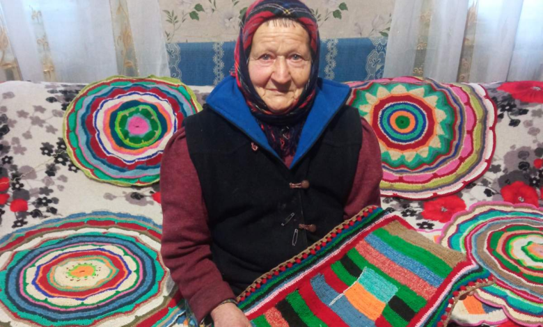 86-річна жителька Менської громади в’яже килимки для захисників (Фото)