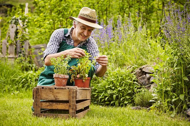 Із думками про мир і прийдешню весну: селяни та дачники готуються саджати городи