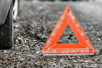 На Чернігівщині автівка злетіла з дороги: водій і пасажир травмувалися