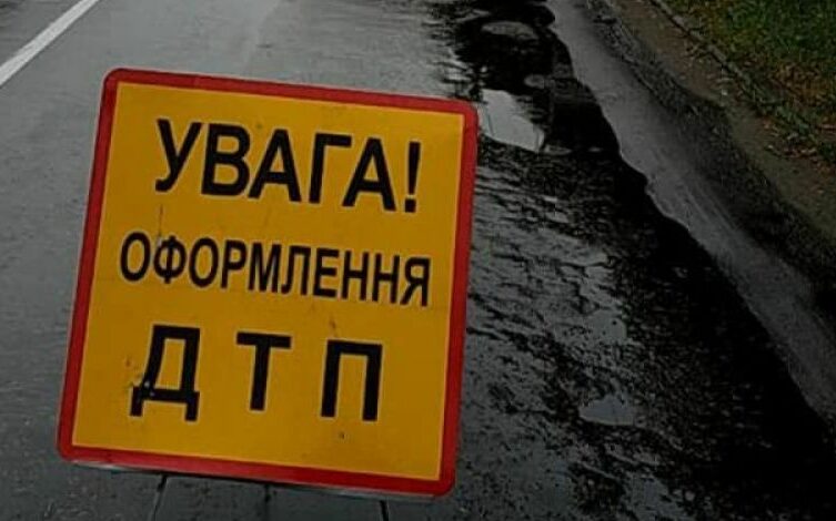 На Чернігівщині позашляховик влетів у дерево