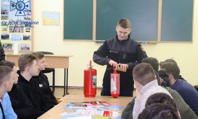 У чернігівському «Класі безпеки» рятувальники навчають молодь важливим аспектам цивільного захисту