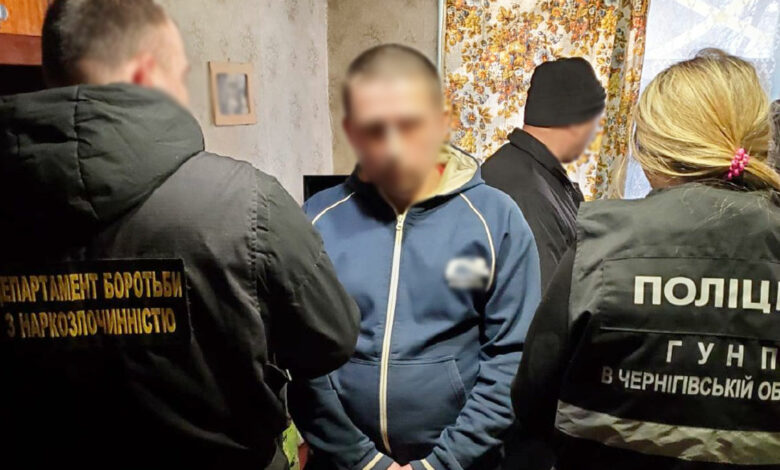 У Чернігові поліцейські затримали торгівця наркотиками (Фото)