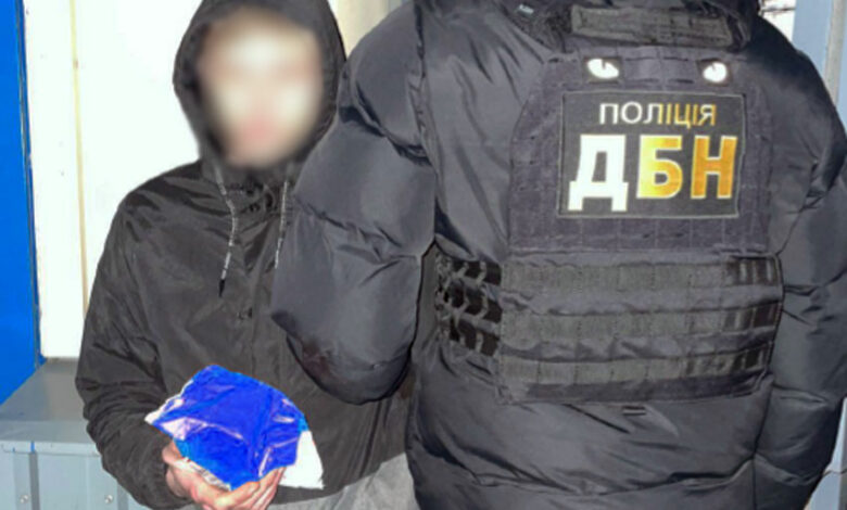 В Чернігові поліцейські затримали «закладчика» наркотиків (Фото)