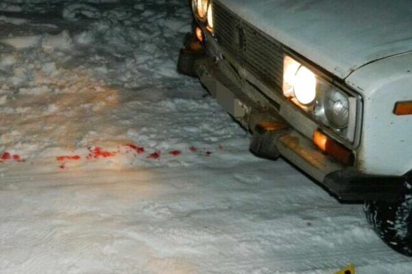 Загадкова смерть: у селі на Чернігівщині чоловіка переїхала машина без водія
