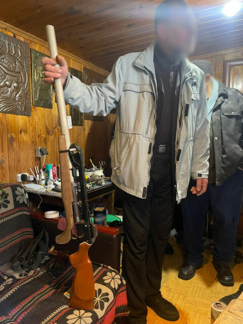 Житель Чернігова зберігав удома зброю, боєприпаси та наркотики