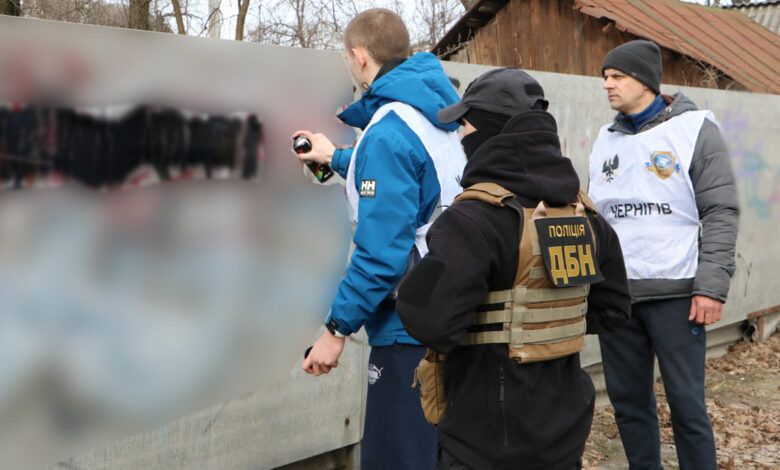 Чернігівські поліцейські разом із громадськістю замальовували графіті з рекламою наркотиків