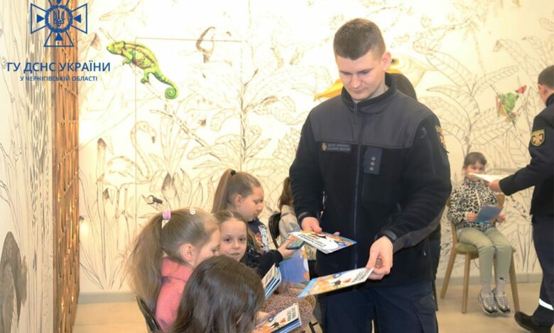 Чернігівські рятувальники щоденно навчають дітей правилам безпеки життєдіяльності (Фото)