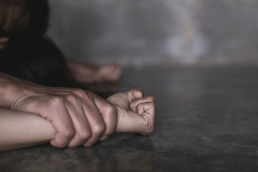 До 7 років ув’язнення засуджено чоловіка, який зґвалтував неповнолітню доньку своєї співмешканки