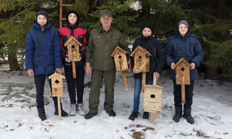 Лісівники Чернігівщини разом із дітьми розвісили хатинки для птахів
