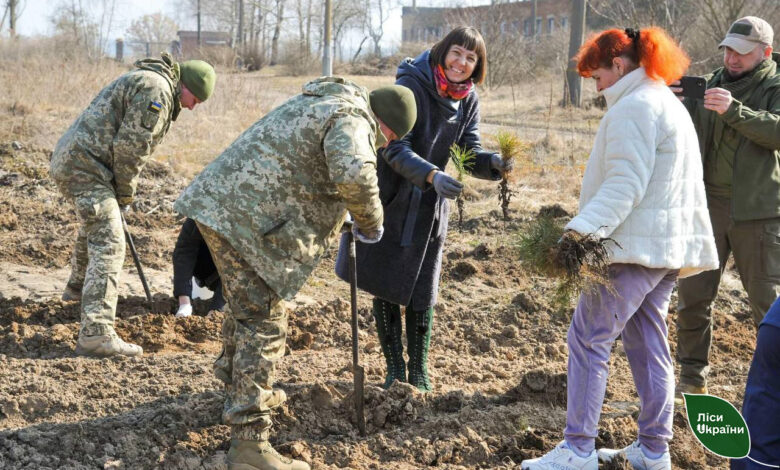 Лісівники, військові та волонтери озеленюють околиці Ніжина (Фото)