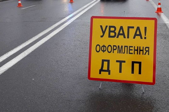 На Чернігівщині автівка з’їхала в кювет і зіштовхнулася з деревом: двоє постраждалих