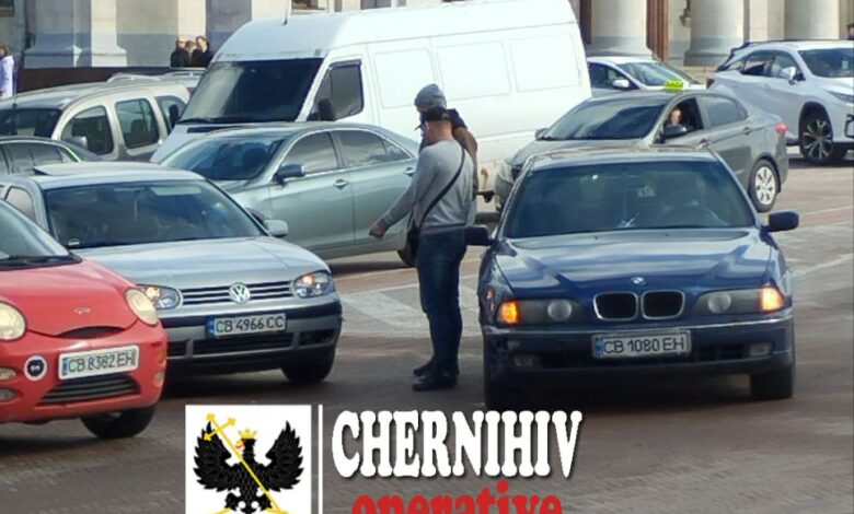 На Красній площі в Чернігові сталася ДТП (Фотофакт)