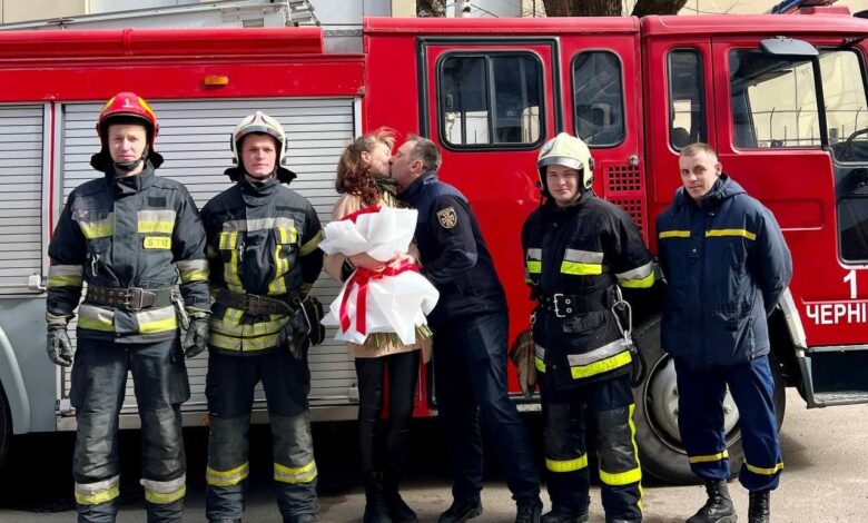 «Пожежа» в серці: чернігівський рятувальник зробив романтичну пропозицію коханій (Фото)