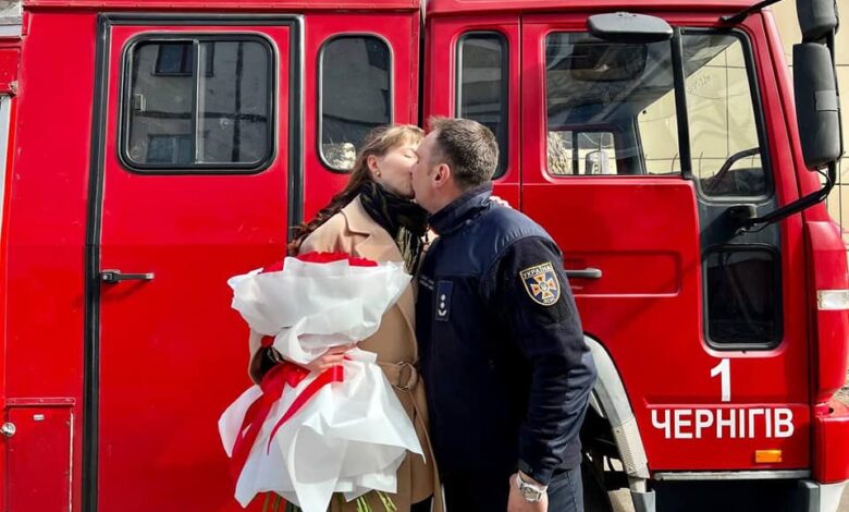 «Пожежа» в серці: чернігівський рятувальник зробив романтичну пропозицію коханій (Фото)