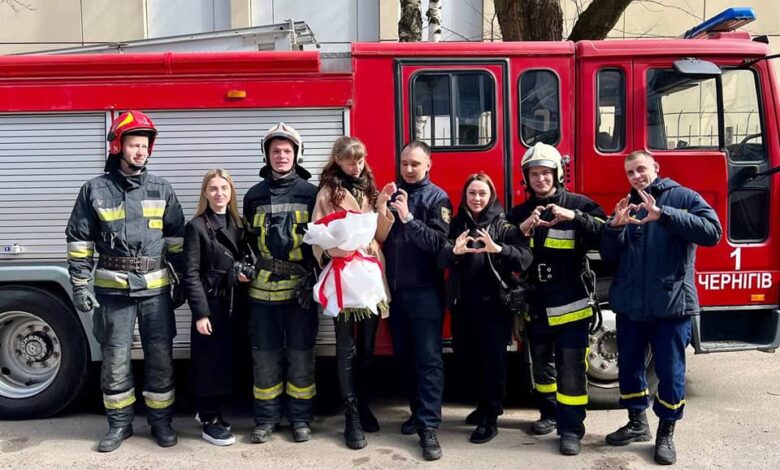«Пожежа» в серці: чернігівський рятувальник зробив романтичну пропозицію коханій (Фото)